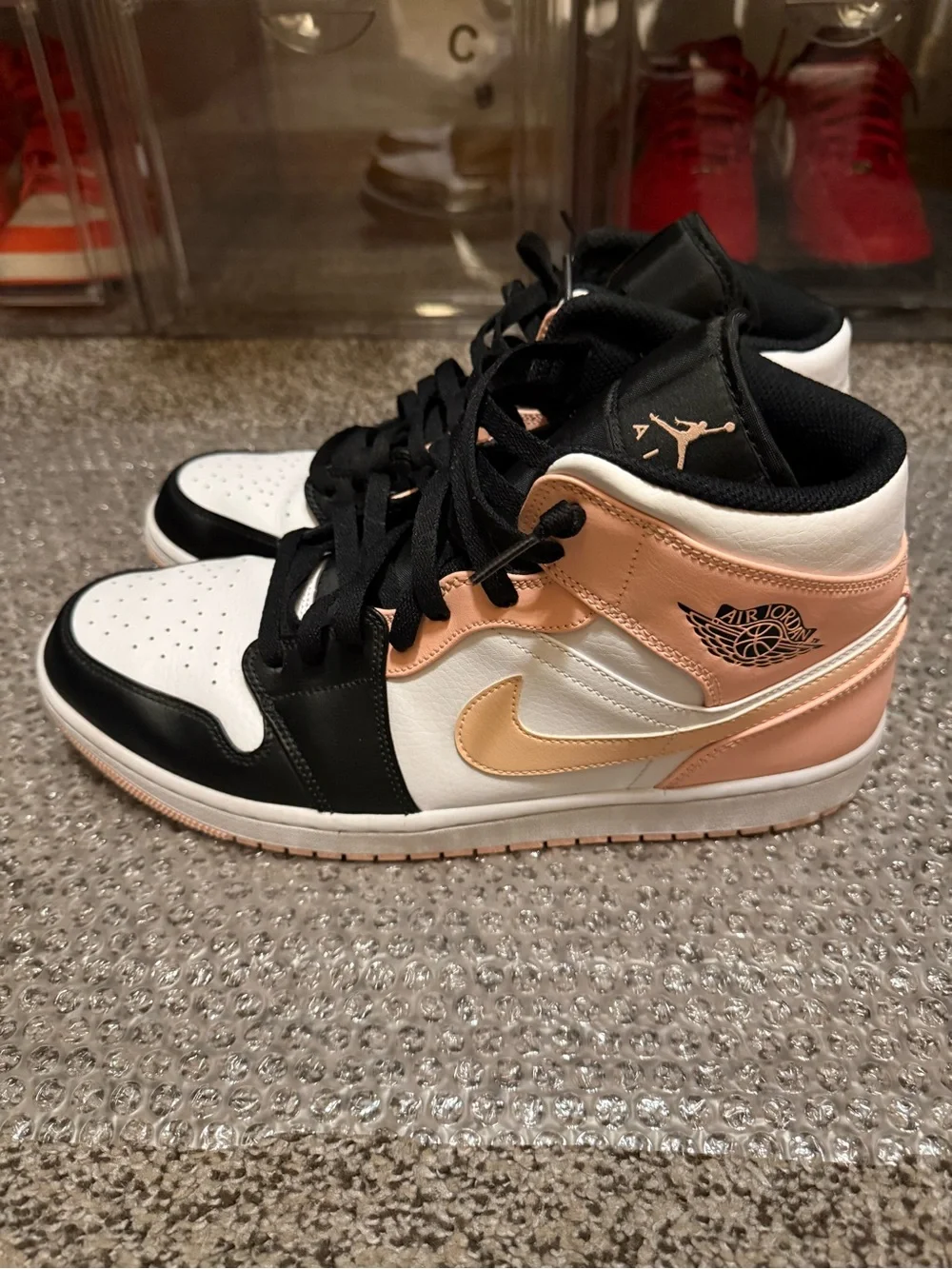 Jordan 1 Mid crimson